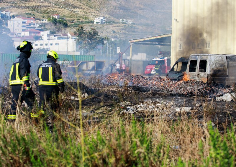 [FOTO/VIDEO] Veliki požar u Splitu: Izgorjelo osam kombija i jedan osobni automobil