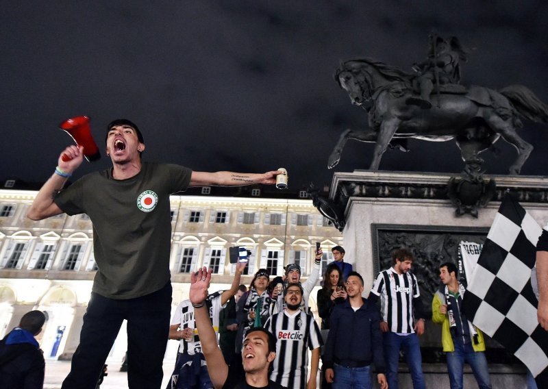 Sramotno ponašanje Juventusovih navijača zbog čega su desetoricu uhitili policajci