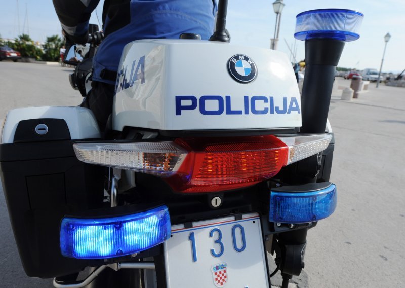 Taksist u Dubrovniku napao policajca pa ga pokušao pregaziti; prešao mu preko stopala i pobjegao