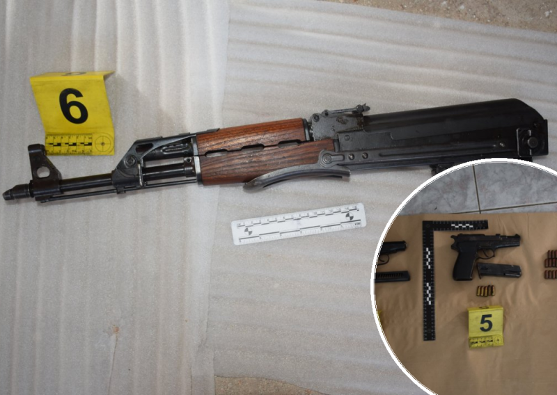 U kući 67-godišnjaka u okolici Zadra nađen pravi arsenal, gospođa iz Brinja puškomitraljez sama predala policiji