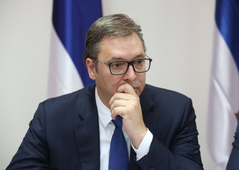 Vučić zbog prosvjeda ulazio na TV na sporedan ulaz, oporba ga optužuje za 'suspenziju države'