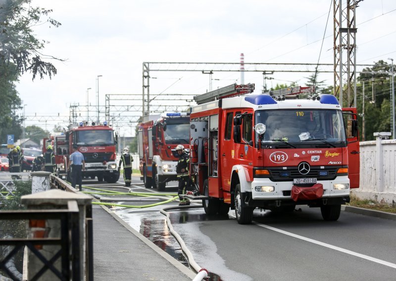 Požar u zagrebačkom Prilesju kod reciklažnog dvorišta