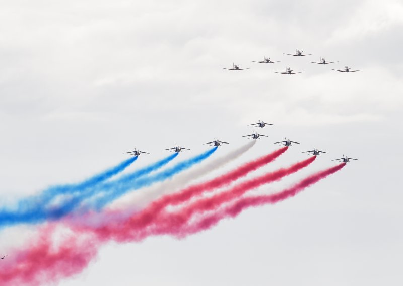 [FOTO] Nebeski spektakl u Zadru: Krila Oluje i Patrouille de France izveli zajednički prelet