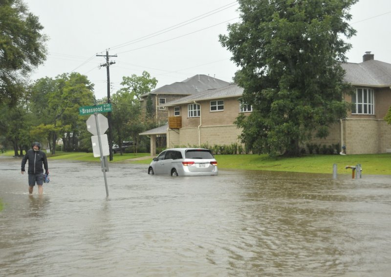 Oluja Imelda ubila dvoje ljudi i poplavila domove na području Houstona