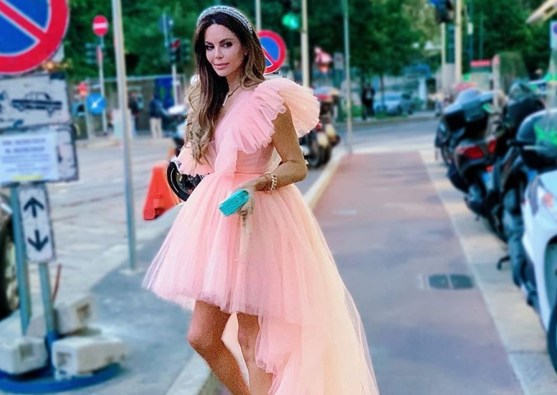 'Čarobna kao i uvijek': Nikolina Ristović u raskošnoj haljini zaustavljala promet u Milanu