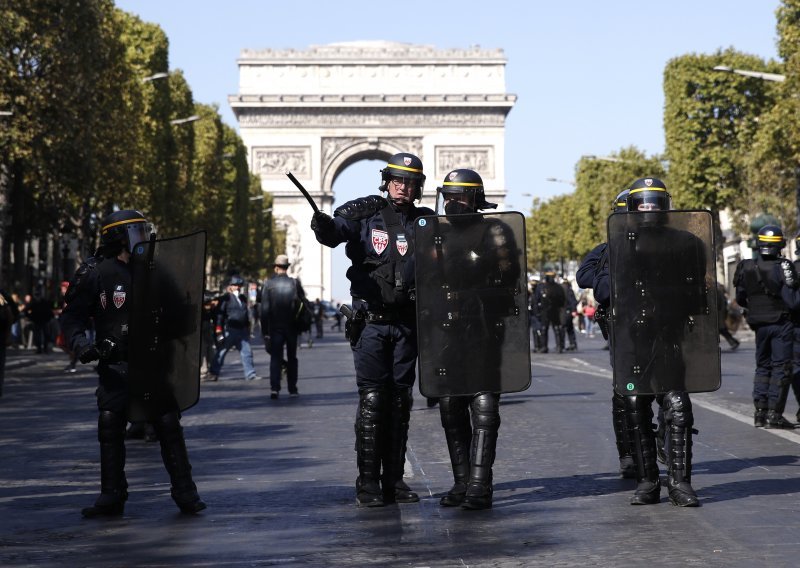 Francuska policija se sukobila sa žutim prslucima