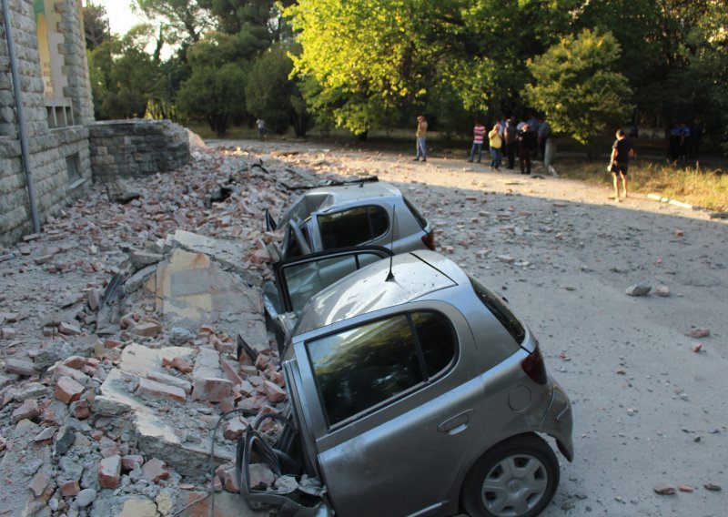 Albaniju pogodio najjači potres u 30 godina, ima ozlijeđenih, a osjetio se i u Crnoj Gori