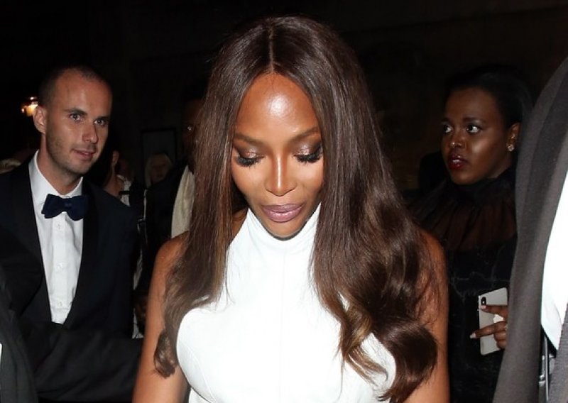 Naomi Campbell na udaru javnosti, a sve zbog haljine u kojoj je stigla na Fashion Week u Londonu