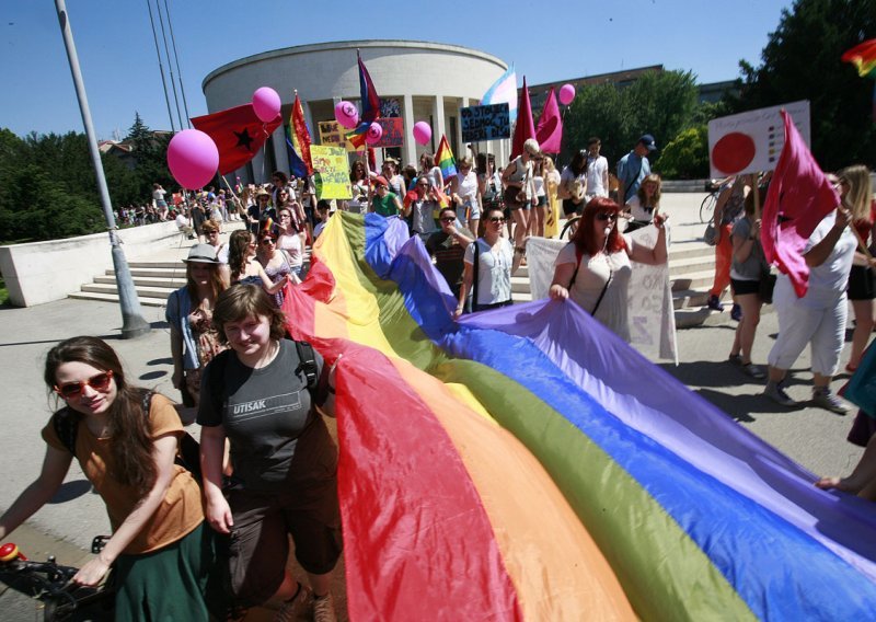 Srbi najviše mrze Rome, LGBT i Hrvate