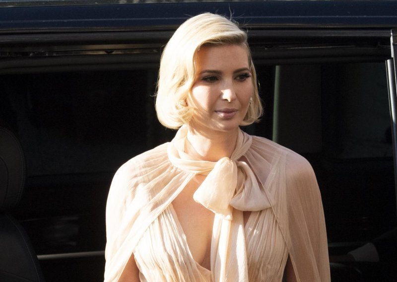 'Izgleda poput klizačice:' Ivanka Trump posudila haljinu iz maminog ormara i modno razočarala