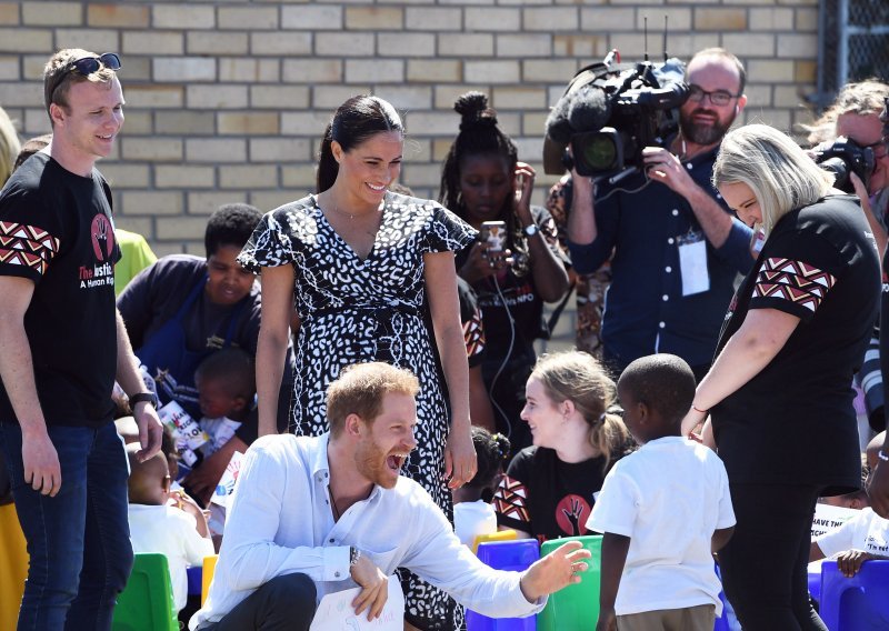 Turneja u troje: Princ Harry i Meghan Markle stigli sa sinčićem u Afriku