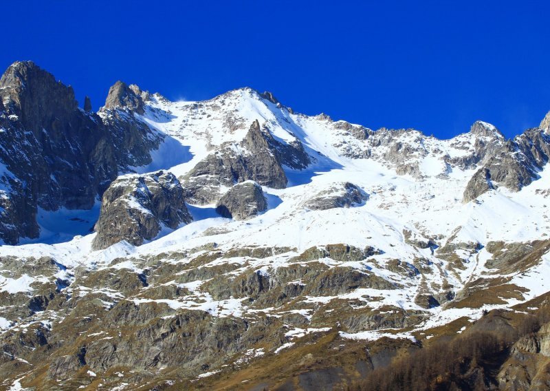 Zatvorene ceste, ledenjak na Mont Blancu pred urušavanjem