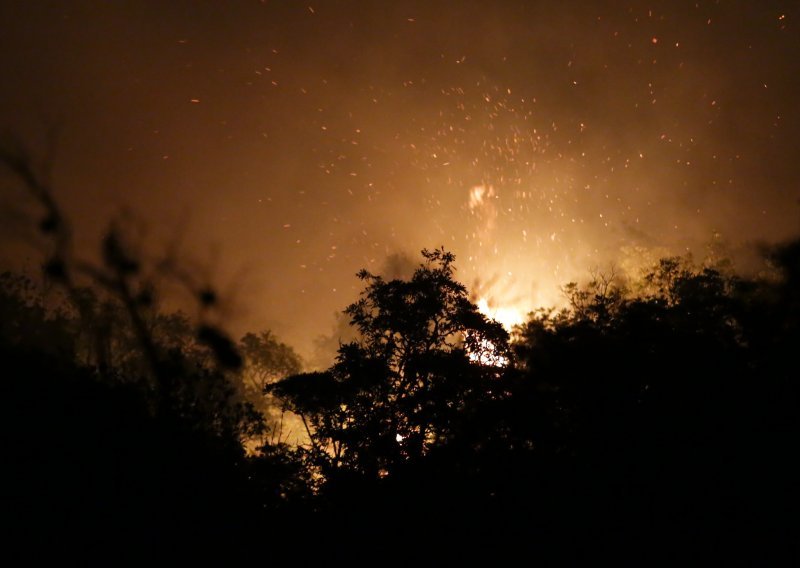 Gori tvornica na sjeveru Francuske, preko 100 vatrogasaca na terenu