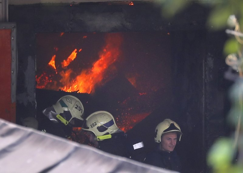 Veliki požar u tvornici u Rouenu još nije ugašen
