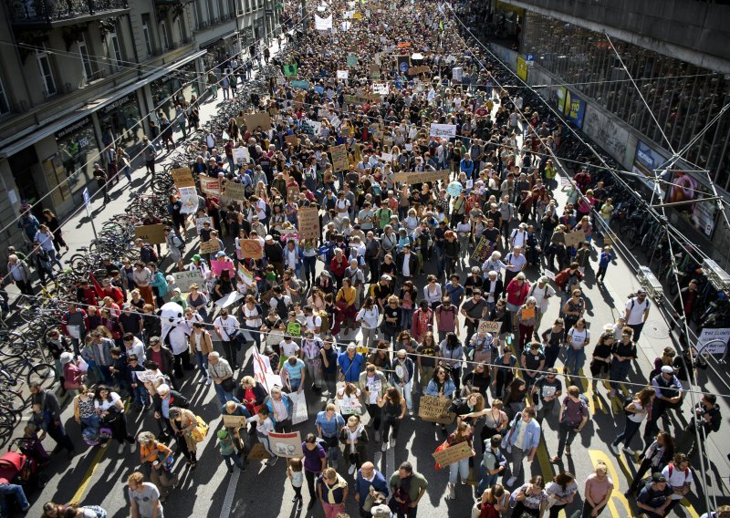 Sto tisuća ljudi hodalo za klimu u Bernu