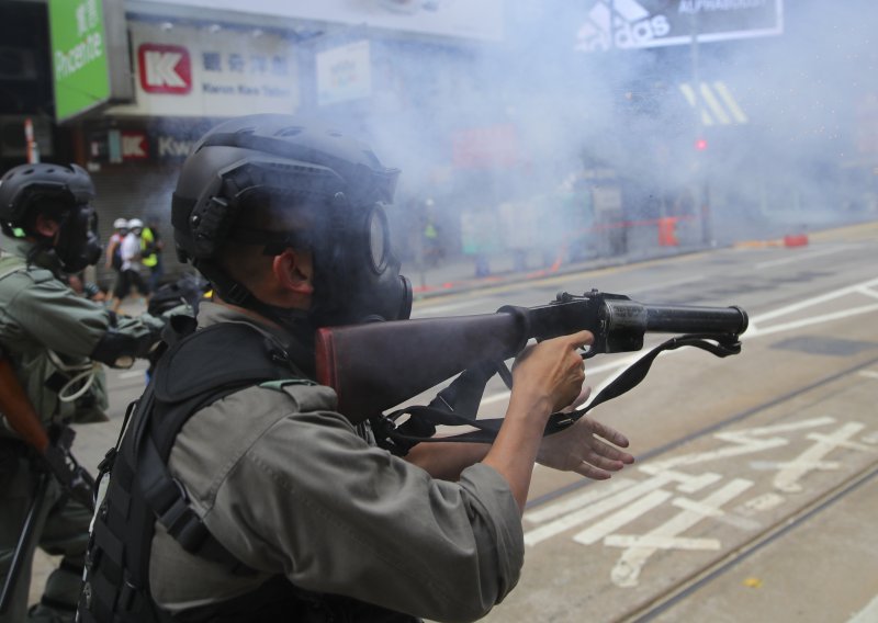 Hongkonške vlasti uvode red nakon uhićenja 180 ljudi za vrijeme najnasilnijih prosvjeda u četiri mjeseca