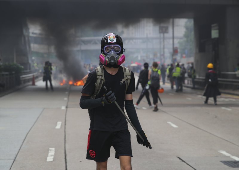 Prosvjedi u Hong Kongu započeli nasilnim obračunima