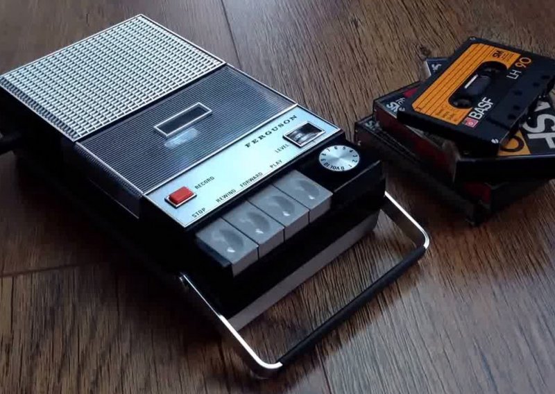 Ovaj starinski kasetofon svira i Spotify