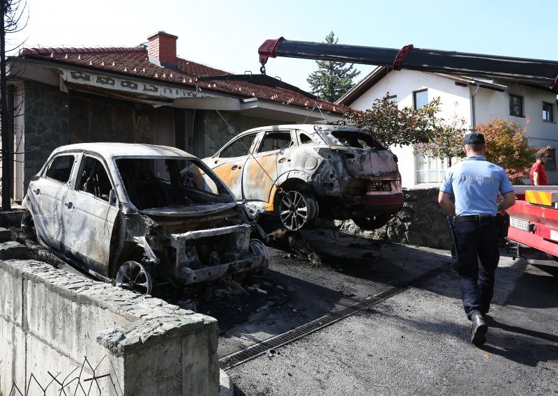 [FOTO/VIDEO] U Zagrebu usred noći pred obiteljskom kućom zapaljena dva automobila