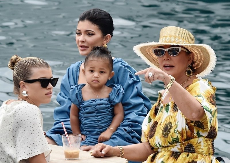 Kakva majka, takva kći: Kris i Kylie Jenner imaju iste torbice s potpisom Hermèsa, čiji primjerak košta nevjerojatnih milijun kuna