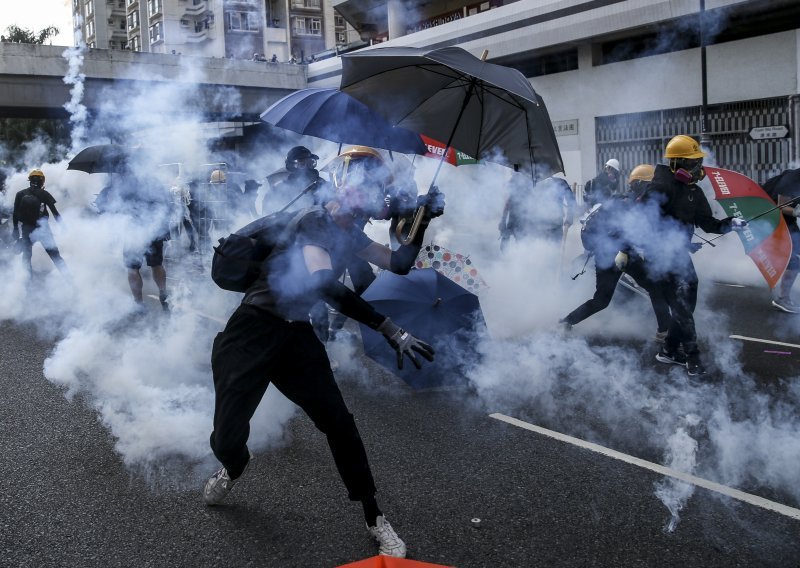 [UŽIVO] Kaos u Hong Kongu: Jedna osoba pogođena metkom u prsa, započela evakuacija parlamenta!