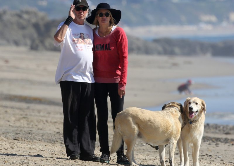 Rock legenda Neil Young u zagrljaju Daryl Hannah