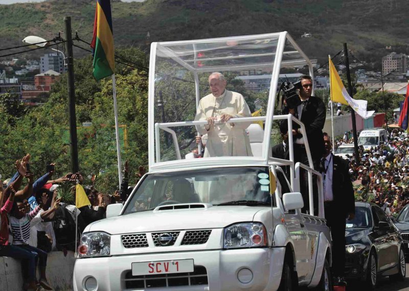Papa Franjo je na Mauriciusu koristio Nissanov papamobil NP300 Hardbody
