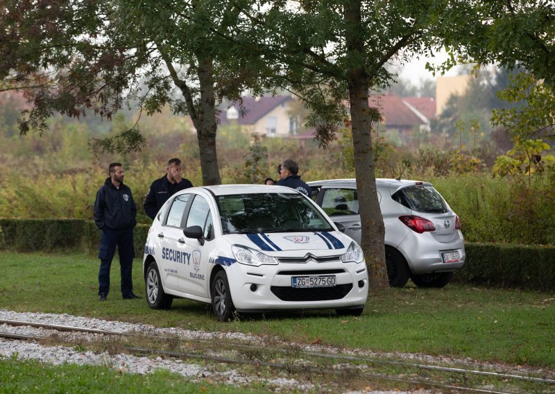 [FOTO/VIDEO] Nakon što su vlasnici zemljišta u Zagrebu postavili ogradu, danas okretište tramvaja u Prečkom čuvaju zaštitari