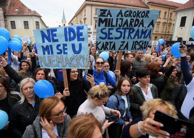 Medicinske sestre uz glasne zvižduke Vladi pod prozorom poručile: Borit ćemo se da Hrvatska ne završi na respiratoru!