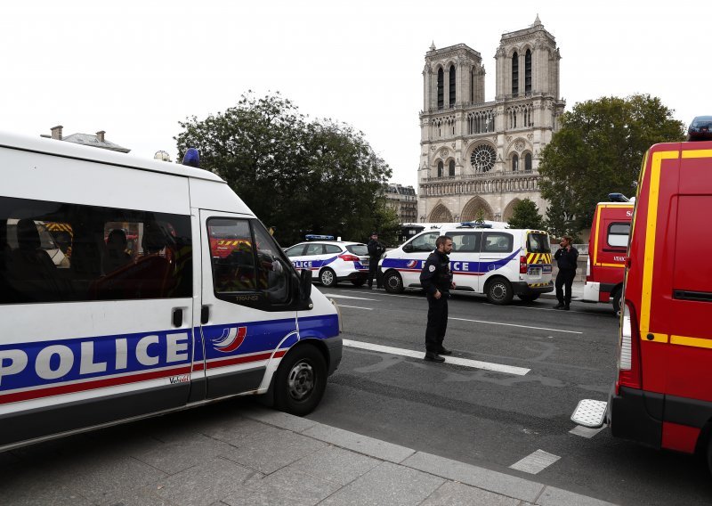 Kaos u Parizu: Muškarac nožem ubio četvero policajaca, ustrijeljen kod crkve Notre-Dame