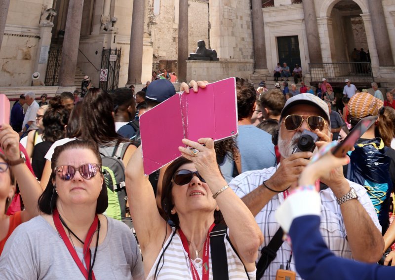 Split stenje pod najezdom turista: Milijun gostiju, petina Splićana najradije bi ih izgnala, a najavljuje se još kreveta. Dokad, i kako?