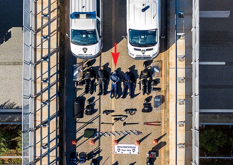 [FOTO] Hrvatska policija priključila se viralnom svjetskom trendu, a jedan detalj na fotografiji mogao bi vas jako nasmijati