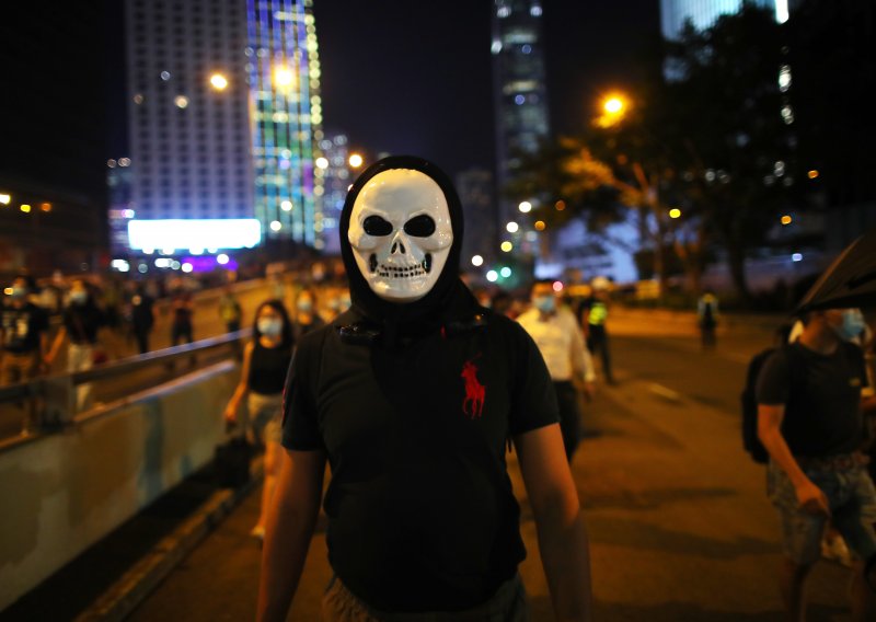 Stotine prosvjednika ponovno na ulicama Hong Konga nakon što su policajci pucali u tinejdžera