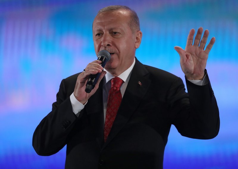 Erdogan: Turska će izvesti vojnu operaciju istočno od Eufrata