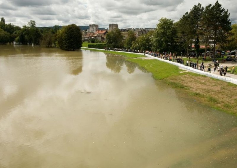 Vodeni val stiže oko 20 sati, Grad bi trebao biti obranjen