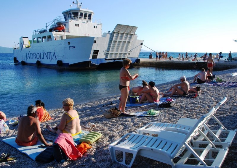 Jadrolinija trajekt usidrila tik do plaže