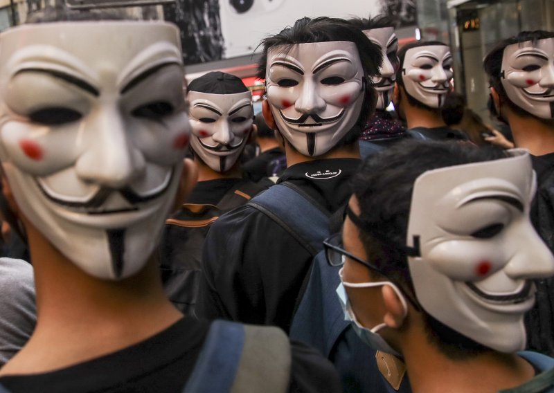 Suzavcem na prosvjednike koji su prkosili zabrani stavljanja maski
