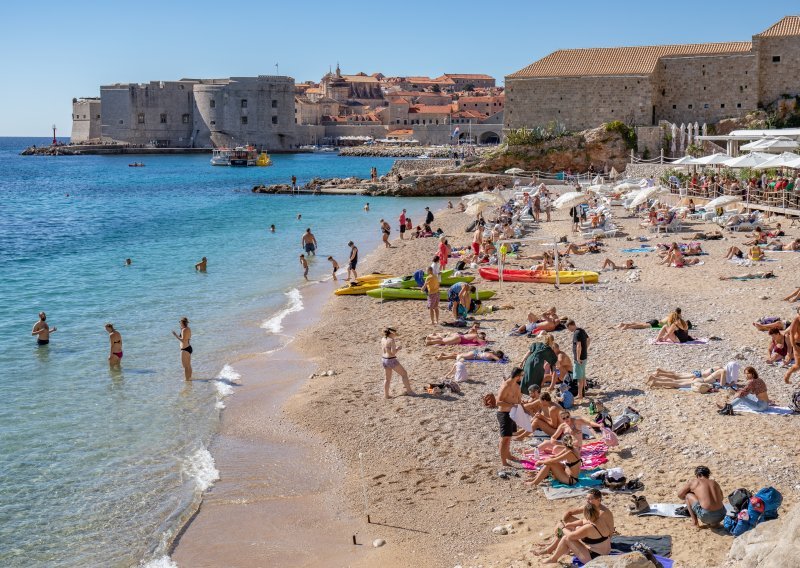 [FOTO] Dubrovčani se ne boje nižih temperatura, sunčali su se i kupali na 'plaži s najljepšim pogledom na svijetu'