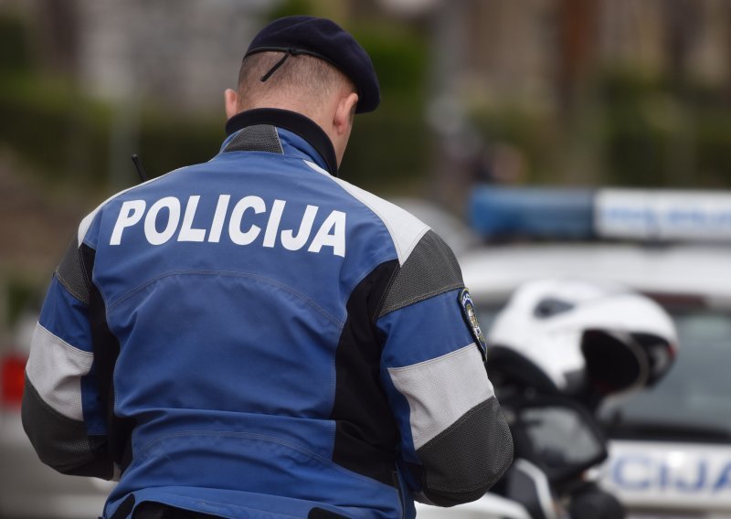 Motociklist teže ozlijeđen u nesreći koju je izazvala policajka izvan službe