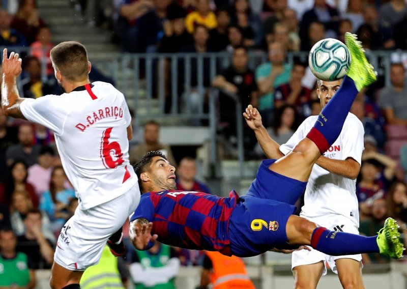 Barcelona s dva igrača manje na Nou Campu pregazila Sevillu; fantastične 'škarice' Luisa Suareza