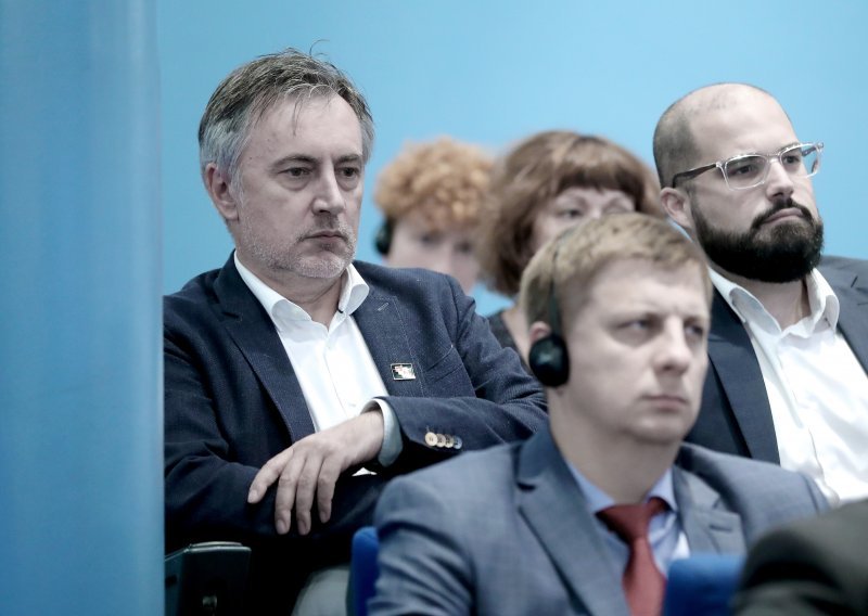 Škoro na Kaptolu: Nije tajni sastanak s Bozanićem nego obična tribina