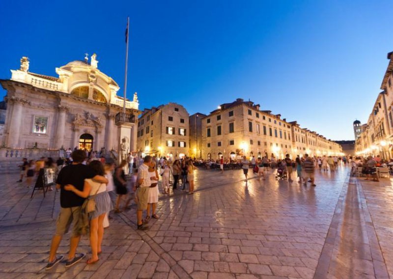 Klinac ukrao auto i bježao policiji da stigne na Stradun na spoj