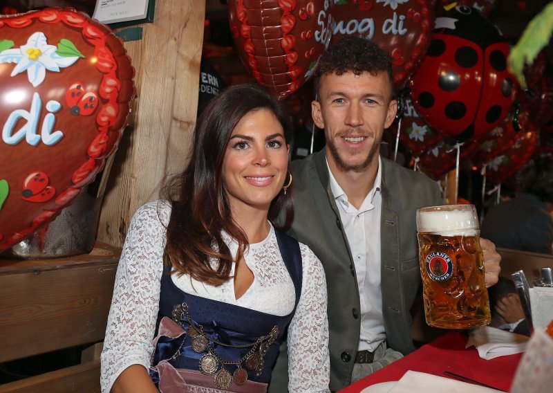 U najdražem društvu: Igrači Bayerna sa suprugama i djevojkama uživali na Oktoberfestu