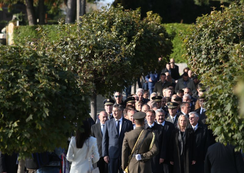 Državni vrh obilježio Dan neovisnosti na Mirogoju i u crkvi sv. Marka. Pogledajte kako je bilo