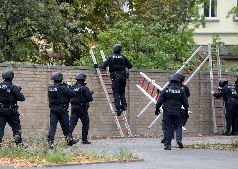 Dvoje ubijenih u napadu na sinagogu u Njemačkoj, potraga za napadačima traje