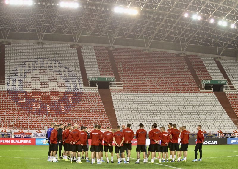 Poljudski stadion u bojama reprezentacije, zbog čega je i Hajdukov grb skoro nevidljiv