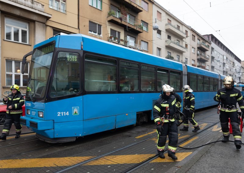 Zapalio se tramvaj u centru Zagreba, promet otežan