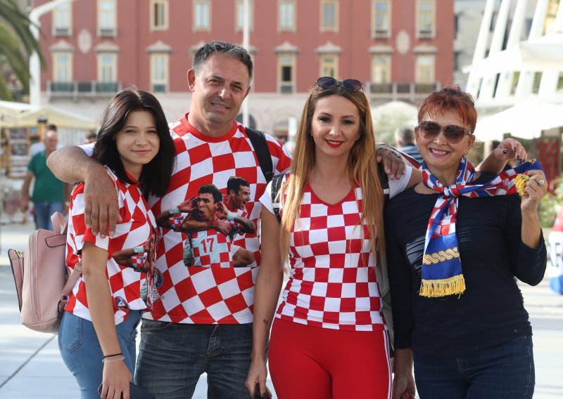 Pogledajte navijačku atmosferu na ulicama grada Splita uoči povratka hrvatske reprezentacije