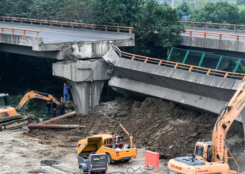 [FOTO] Most u Kini pao na automobile, troje mrtvih