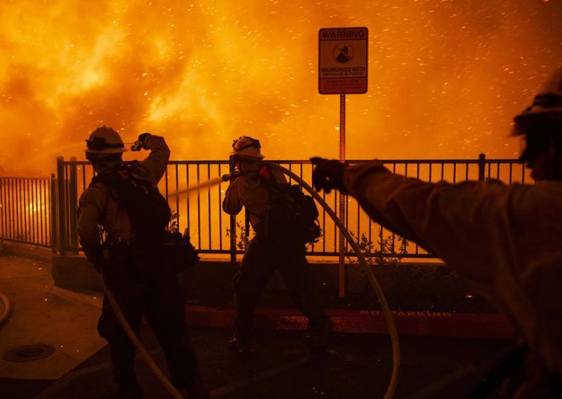 Evakuacija u Los Angelesu: Šumski požari 'preskočili' dvije prometnice, stigli do kuća